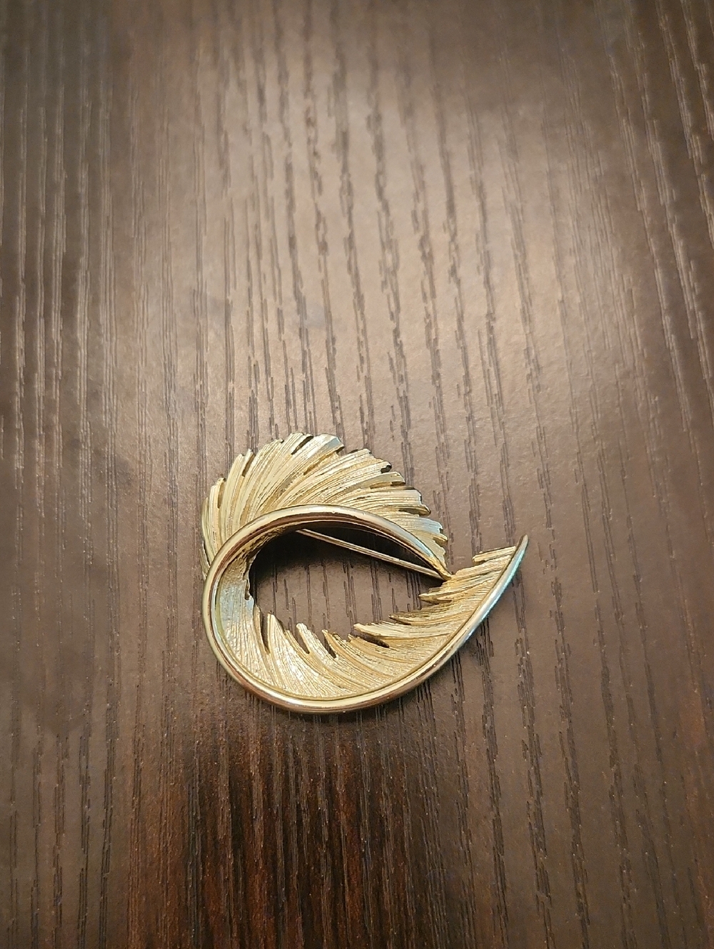Lisner Gold Tone Leaf Swirl Brooch - Elegant Women’s Jewelry